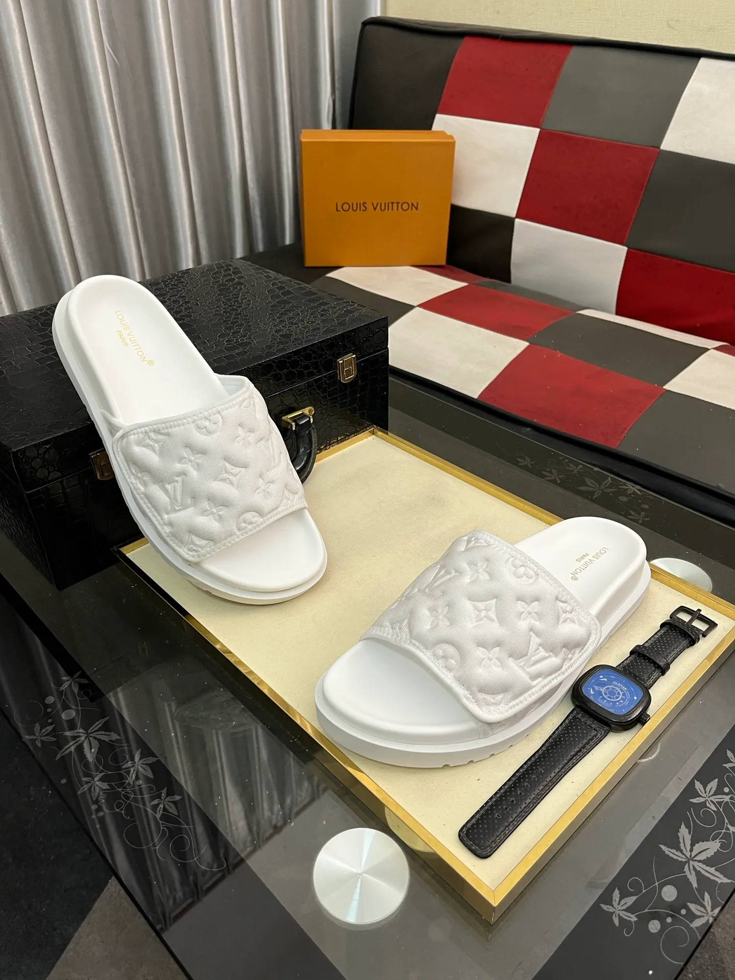 Men's men's shoes💰320⌚️⌚️[Louis Vuitton LV slippers] (high-end cowhide) counter 1:1 fashion style summer must-have! The designer used LV’s iconic outsole. The original simple slippers instantly become fashionable! The upper is made of flexible special cowhide leather straps alternately, and the workmanship is exquisite! A must-have for stylish men in summer, size 38-44